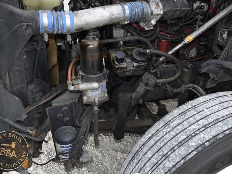 2009-freightliner-cascadia-125-image-29