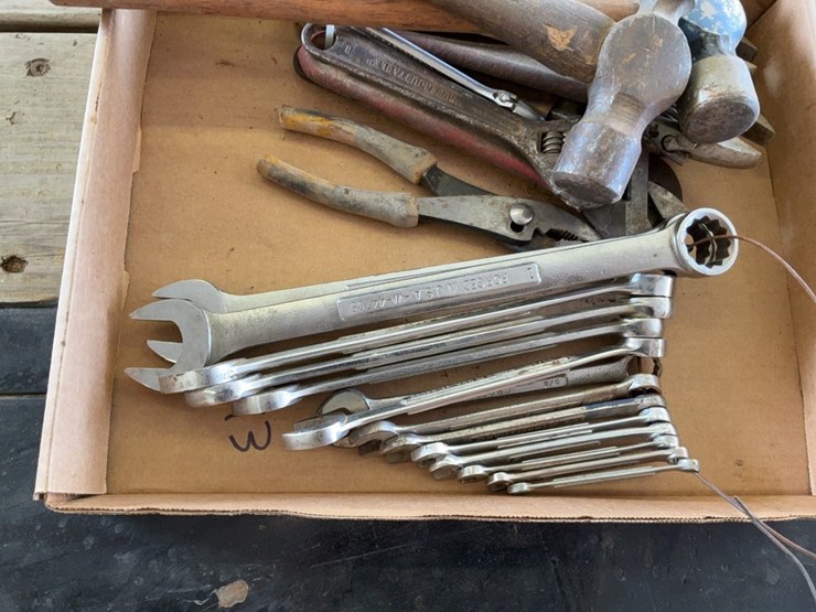 craftsman-standard-combination-wrench-set,-hammers,-and-adjustable-wrenches-image-3