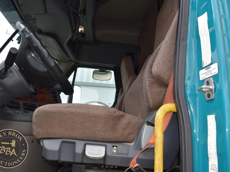 2016-freightliner-cascadia-125-image-36
