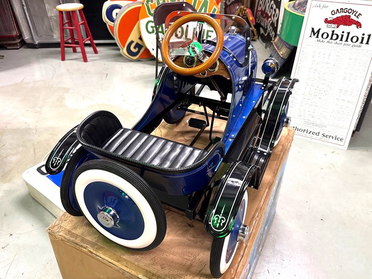 #1002-•-stamped-steel-classic-roadster-pedal-car-image-4