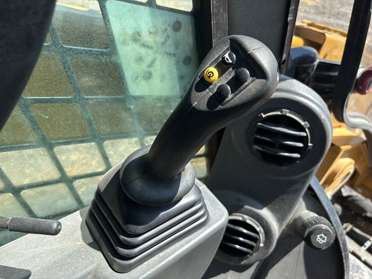 2022-caterpillar-299d3-xe-image-17