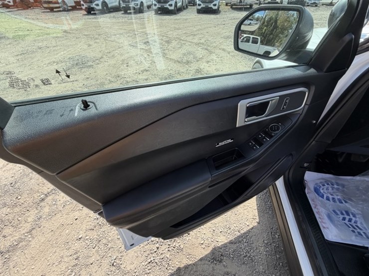 2020-ford-explorer-image-25