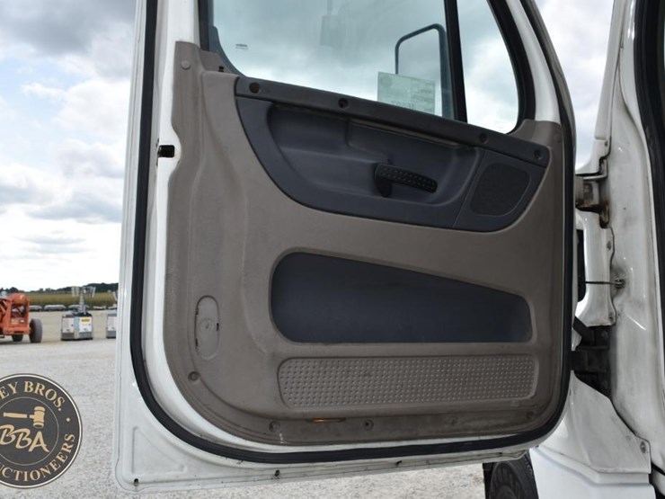 2009-freightliner-cascadia-125-image-39