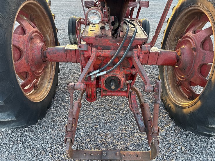 #15438-•-mccormick-farmall-560-tractor-image-10