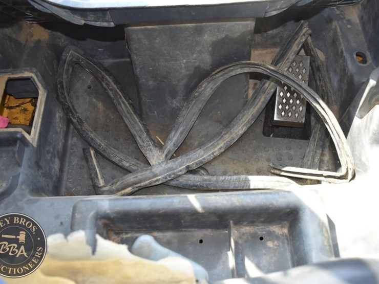 2012-deere-318d-image-30