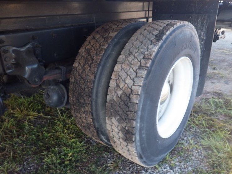 2019-freightliner-m2-106-image-13