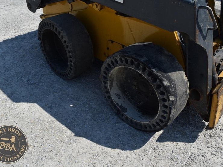 2012-deere-318d-image-14