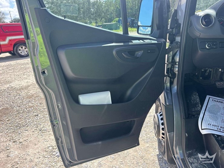 2021-mercedes-benz-sprinter-4500-image-11