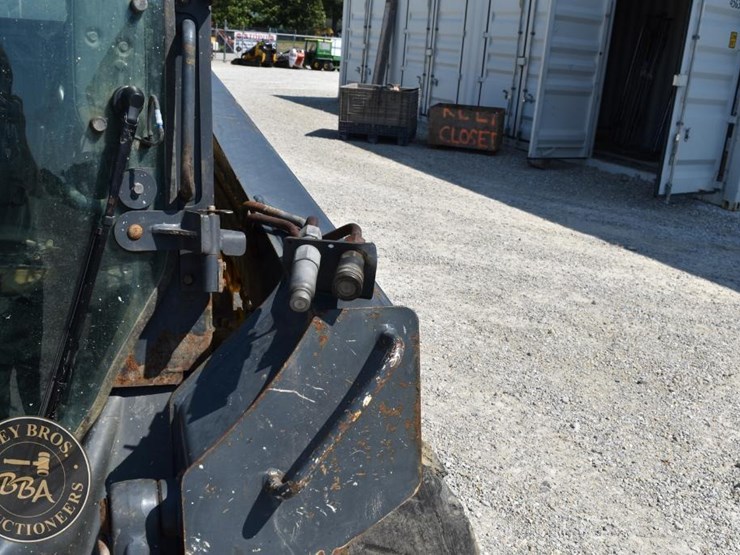 2012-deere-318d-image-12