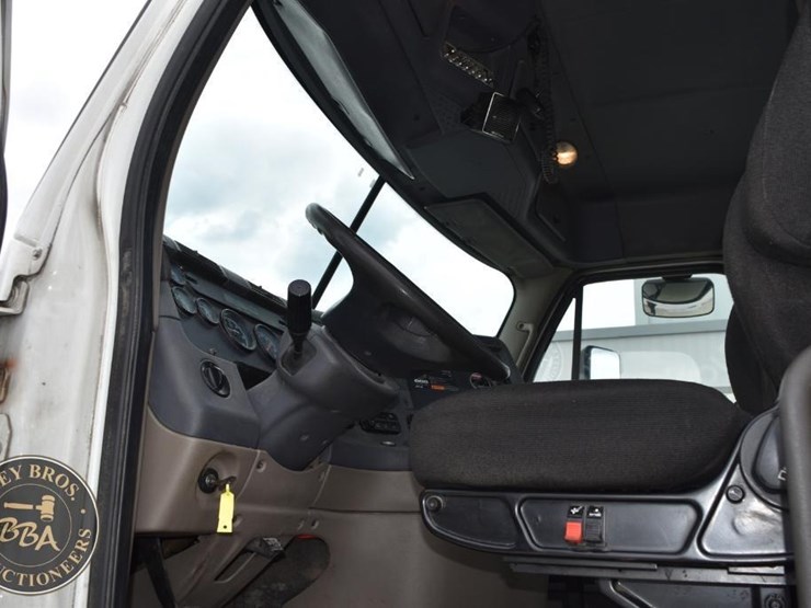 2009-freightliner-cascadia-125-image-36