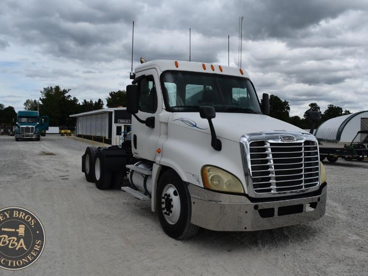 2009-freightliner-cascadia-125-image-15