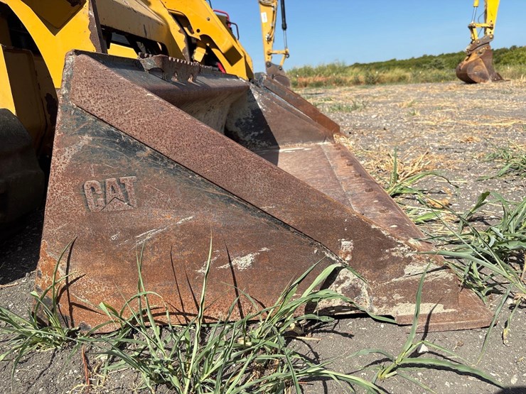 2022-caterpillar-259d3-image-12