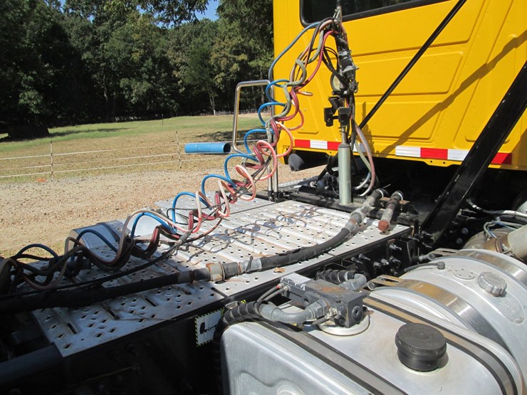 2019-mack-anthem-64t-image-13