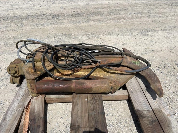 young-self-loader-hydraulic-grapples-image-4
