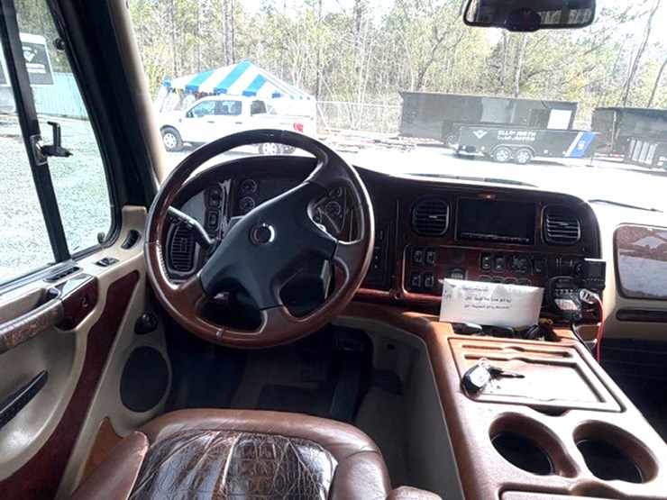 2009-freightliner-m2-106-image-3