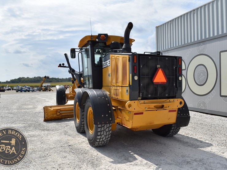 2010-deere-670g-image-11