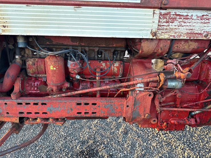 #18502-•-mccormick-farmall-560-tractor-image-13
