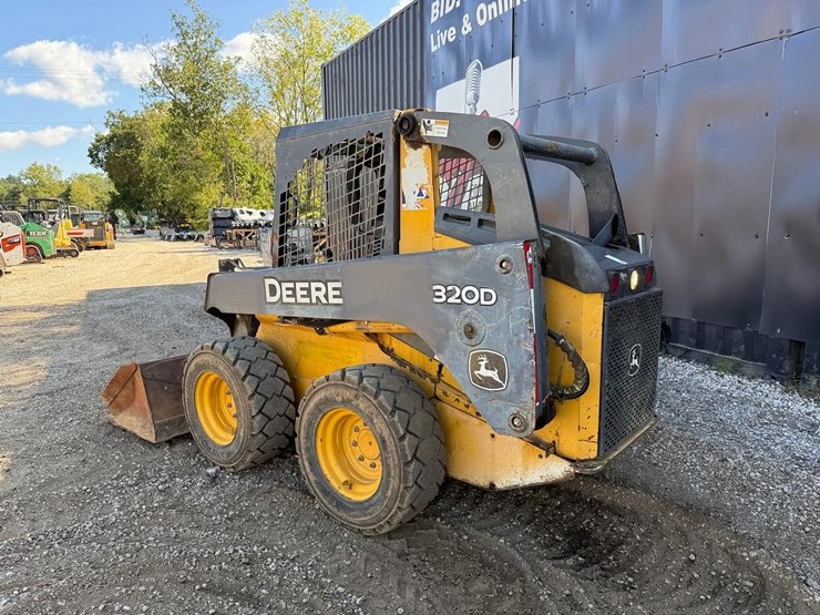 2010-deere-320d-image-2