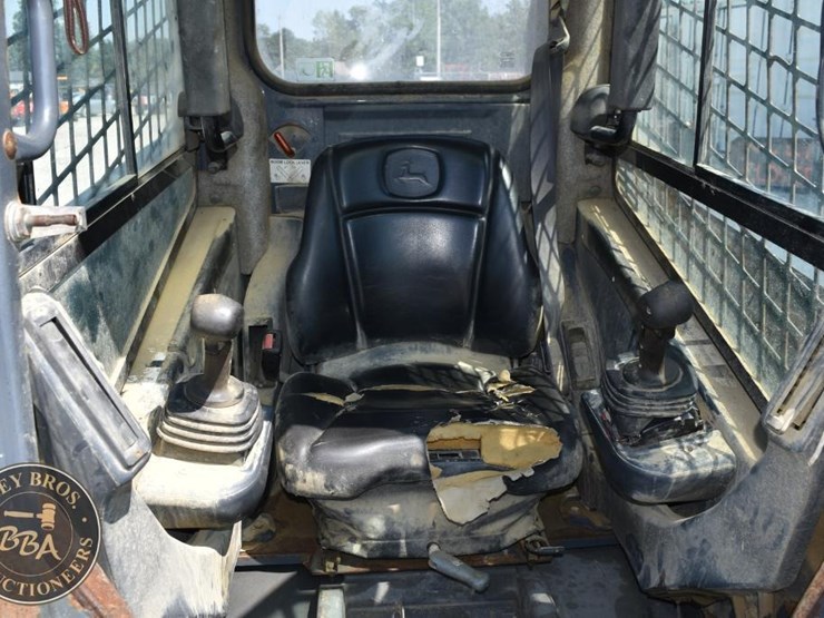 2012-deere-318d-image-22