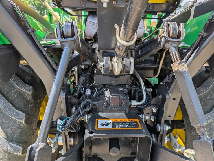 2012-john-deere-1026r-image-40