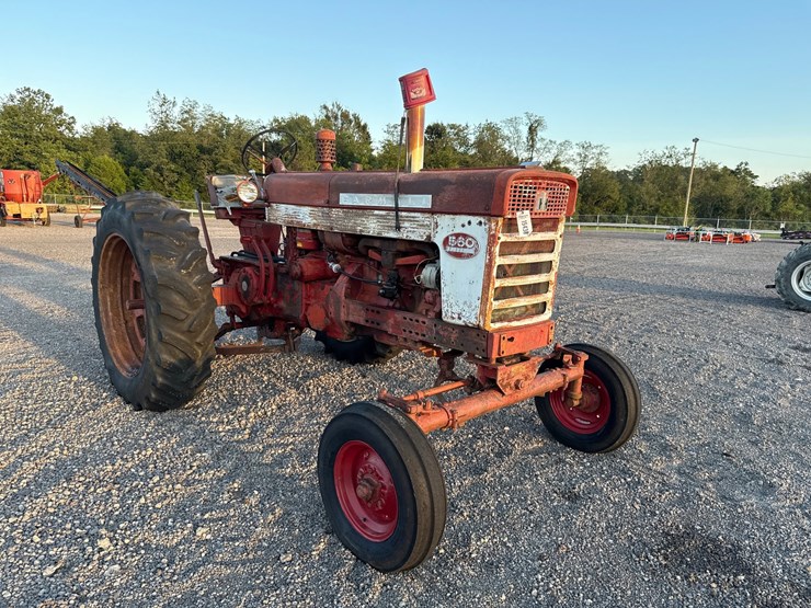 #15438-•-mccormick-farmall-560-tractor-image-3