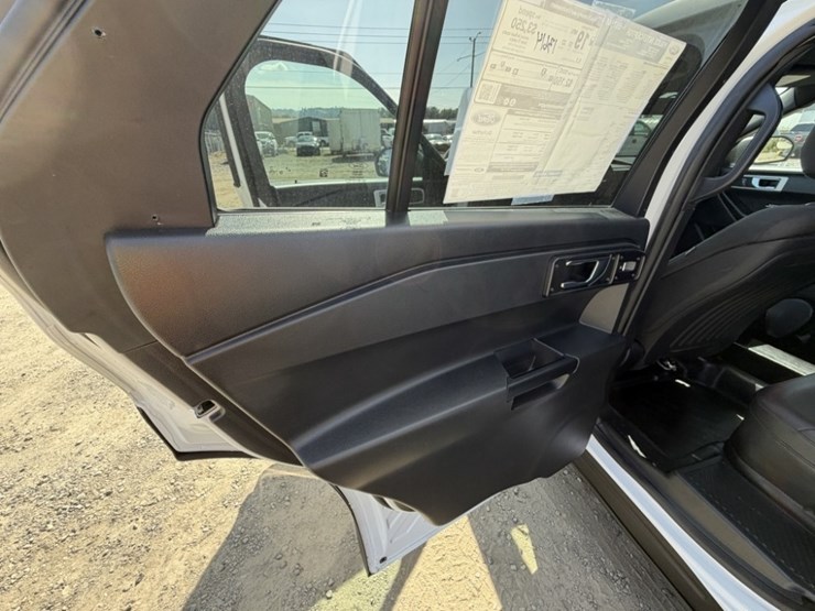 2020-ford-explorer-image-23