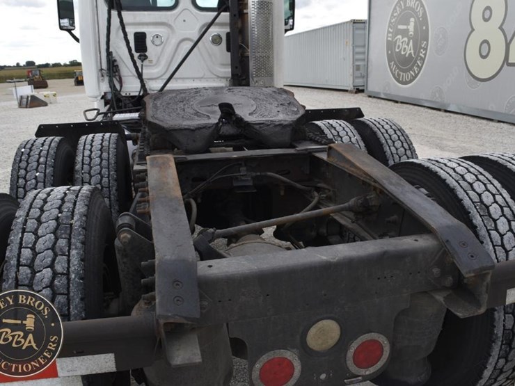 2009-freightliner-cascadia-125-image-22