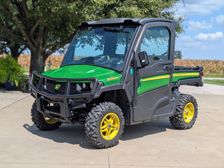 2019-john-deere-gator-image-1