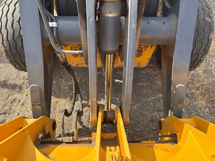 2021-deere-710l-image-14