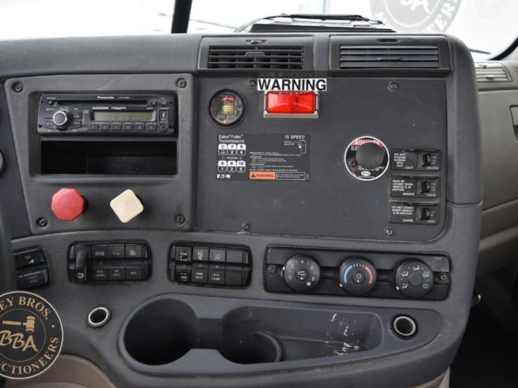 2009-freightliner-cascadia-125-image-43