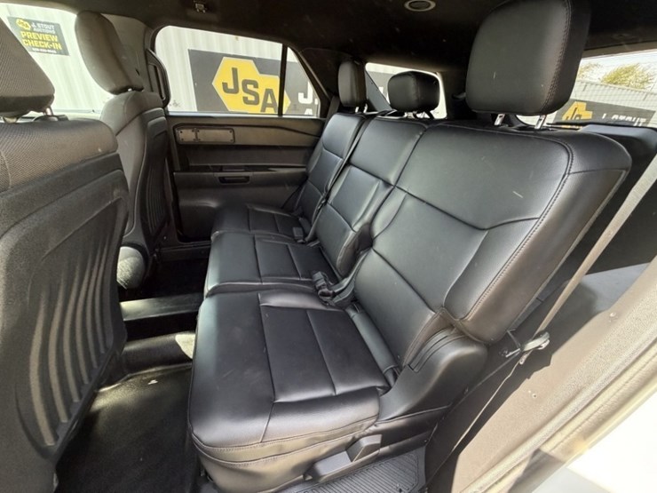 2020-ford-explorer-image-22