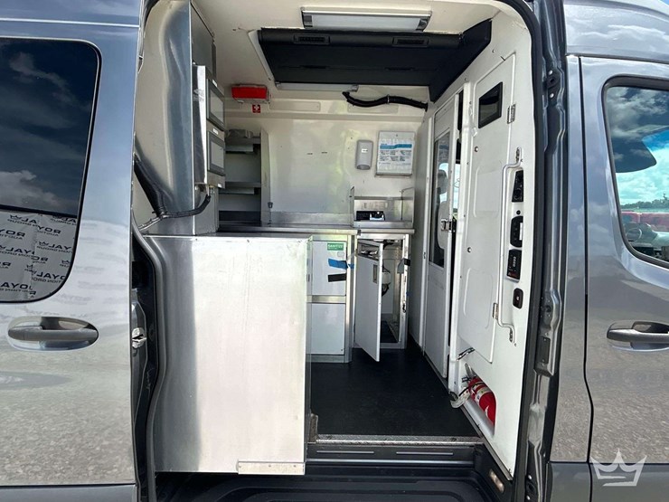 2021-mercedes-benz-sprinter-4500-image-26