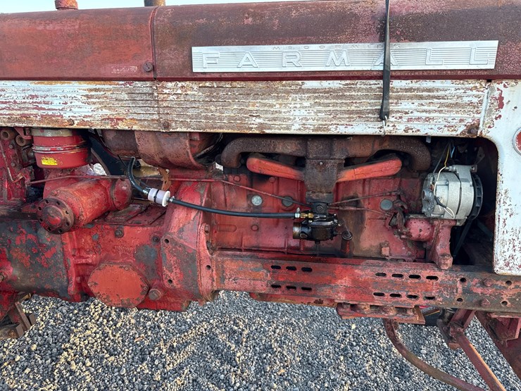 #18502-•-mccormick-farmall-560-tractor-image-5