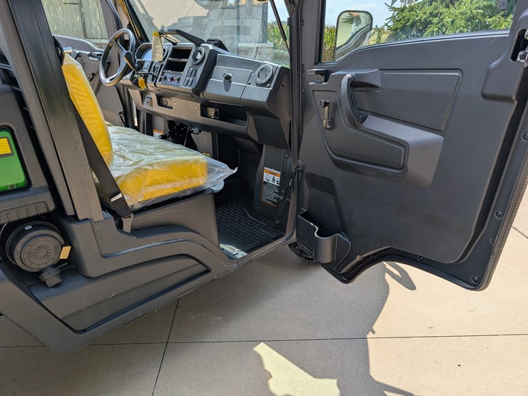 2019-john-deere-gator-image-62