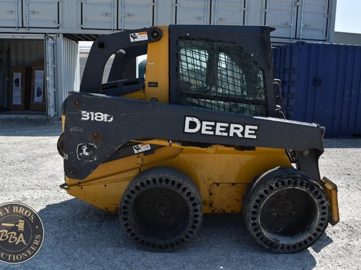 2012-deere-318d-image-8