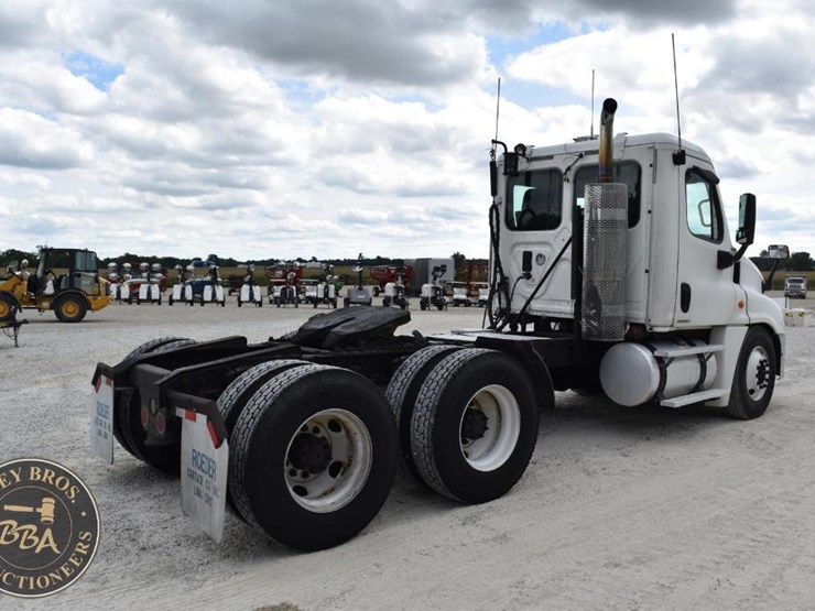 2009-freightliner-cascadia-125-image-10