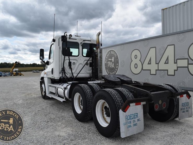 2009-freightliner-cascadia-125-image-7