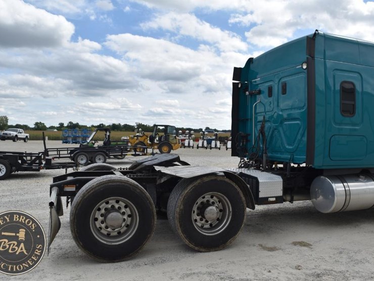 2016-freightliner-cascadia-125-image-11