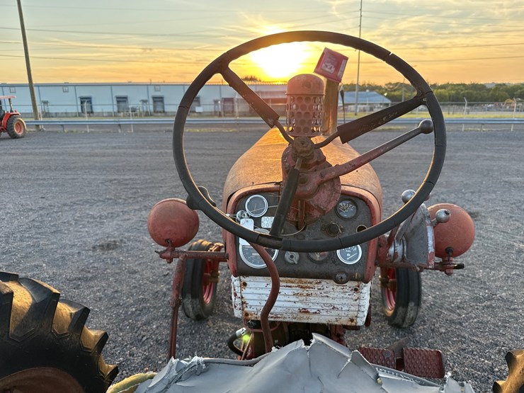 #18502-•-mccormick-farmall-560-tractor-image-11