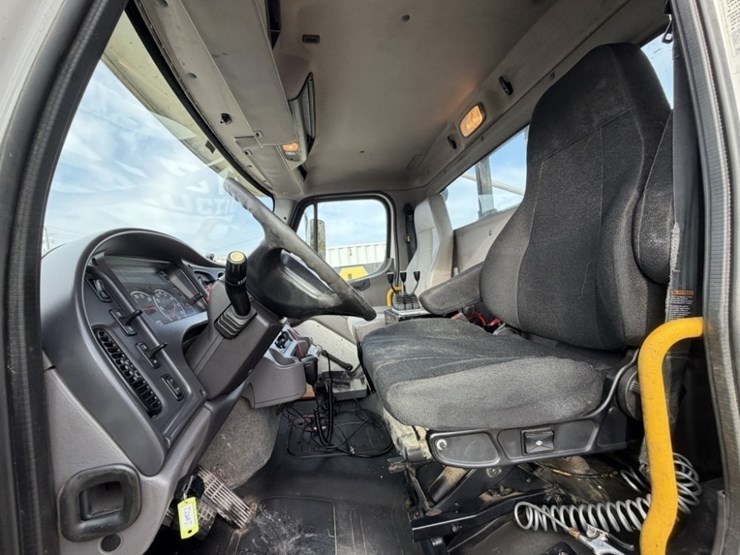 2019-freightliner-m2-t/a-roll-off-truck-image-27