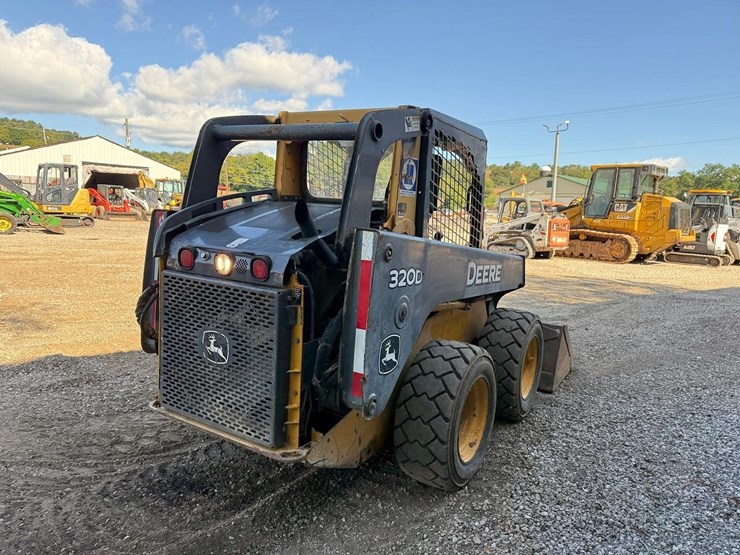 2010-deere-320d-image-4