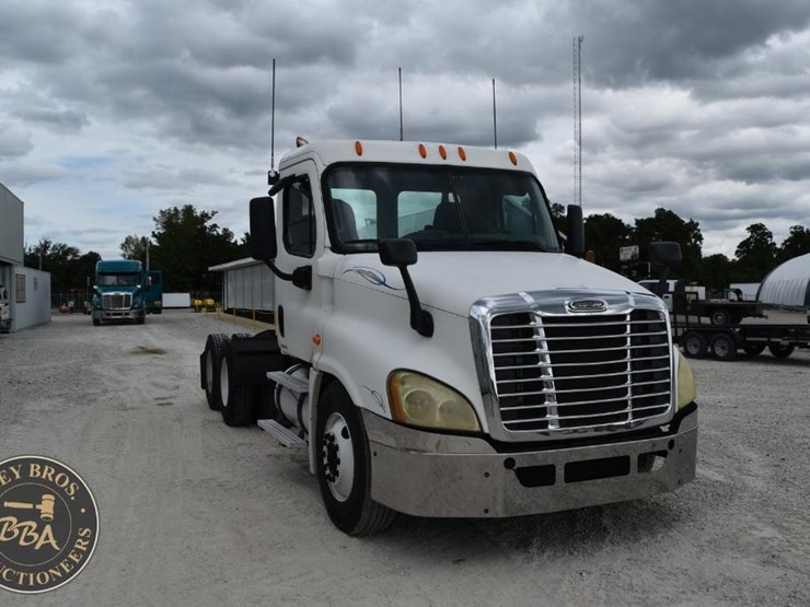 2009-freightliner-cascadia-125-image-16
