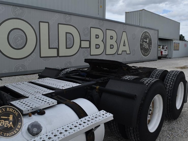 2009-freightliner-cascadia-125-image-19