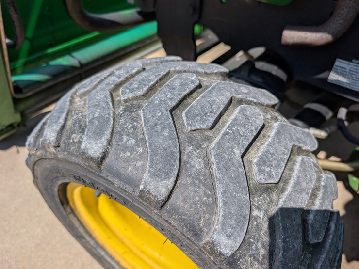 2012-john-deere-1026r-image-21
