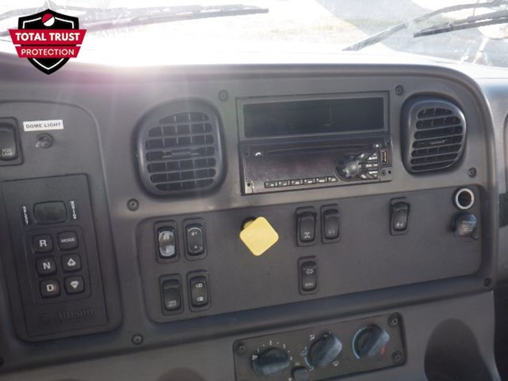 2020-freightliner-m2-106-image-13