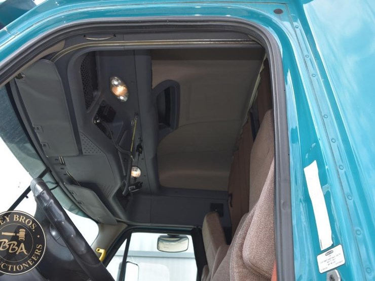 2016-freightliner-cascadia-125-image-37
