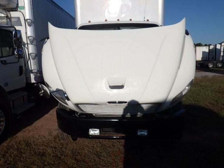 2017-freightliner-m2-106-image-15