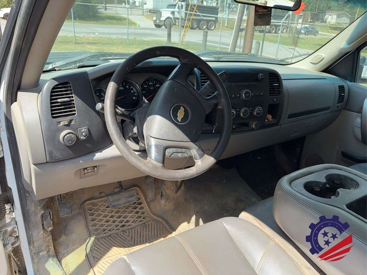2013-chevrolet-silverado-2500hd-image-33