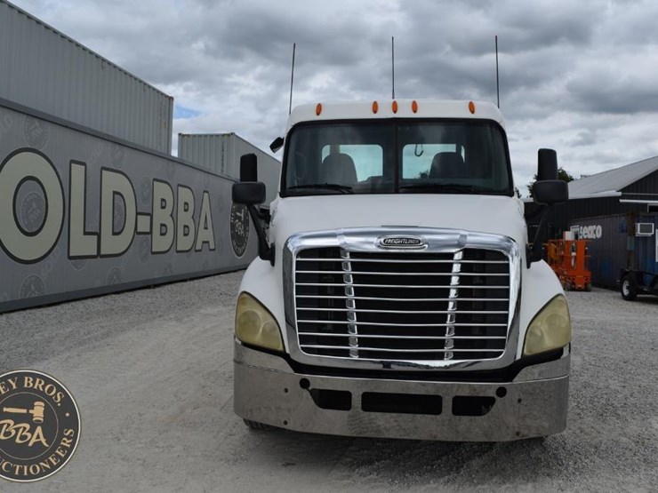 2009-freightliner-cascadia-125-image-17