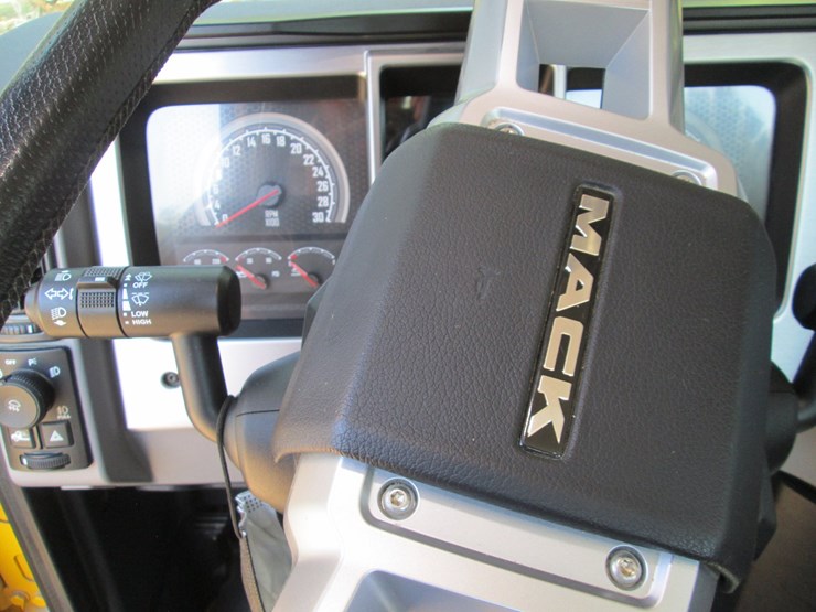 2019-mack-anthem-64t-image-32
